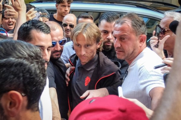Luka Modrić stigao pred Hrvate u Australiji i izazvao totalnu ludnicu: 'Zovi, samo zovi'