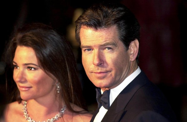 Pierce Brosnan i Keely Shaye Smith