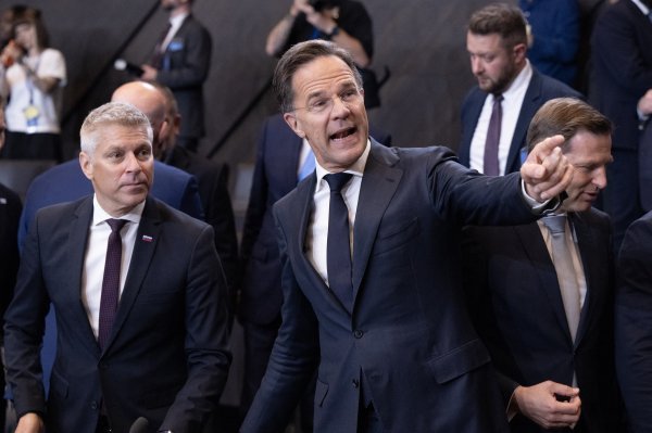 Slovenski ministar obrane Valentin Hajdinjak i glavni tajnik NATO-a Mark Rutte
