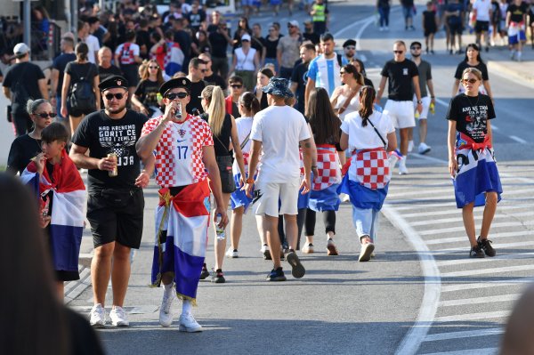 FOTO Šibenik u iščekivanju Thompsonovog koncerta, obožavatelji okupirali ulice