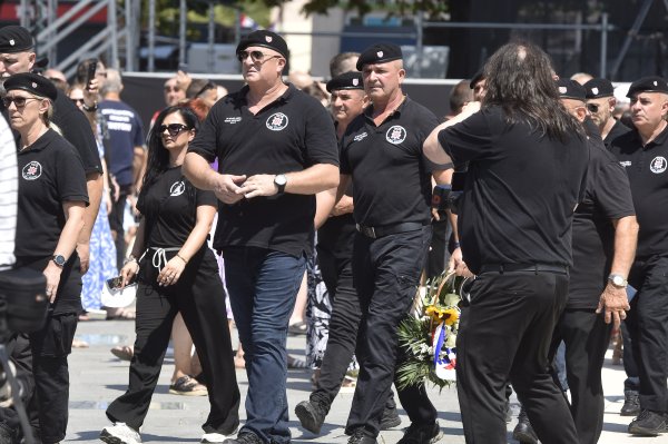 Postrojavanje IX. bojne HOS-a Rafael vitez Boban u Kninu