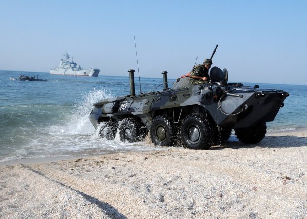 Oklopni transporter BTR-82 kakav su Rusi poslali malijskoj vojnoj hunti
