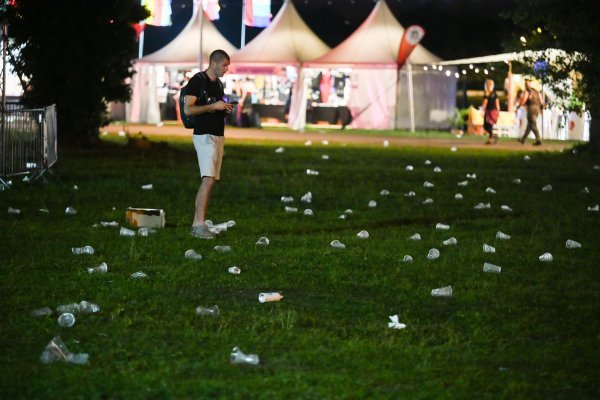 Nakon nastupa glavnih izvođača kraj pozornice ostaje gomila plastičnog otpada
