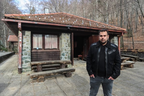 Teo Karanuić ispred Kraljičinog zdenca