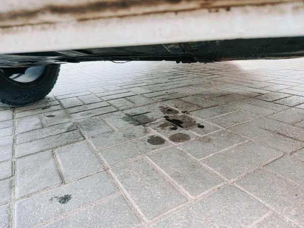 Našli ste lokvu ispod automobila? Jedna je najčešće bezazlena, ostale mogu značiti ozbiljan kvar