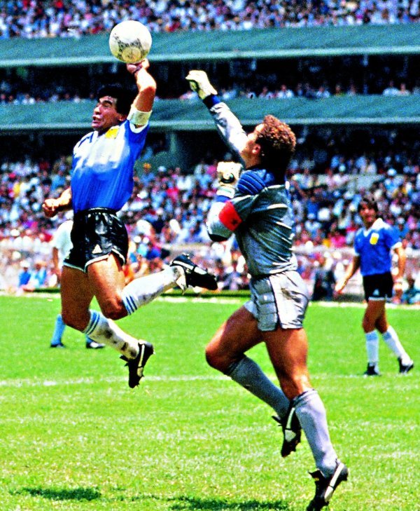 Na dražbu ide lopta kojom je Diego Maradona zabio gol 'Božjom rukom'