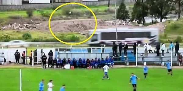Nevjerojatna scena na utakmici: Ispucao loptu s terena i izazvao prometnu nesreću