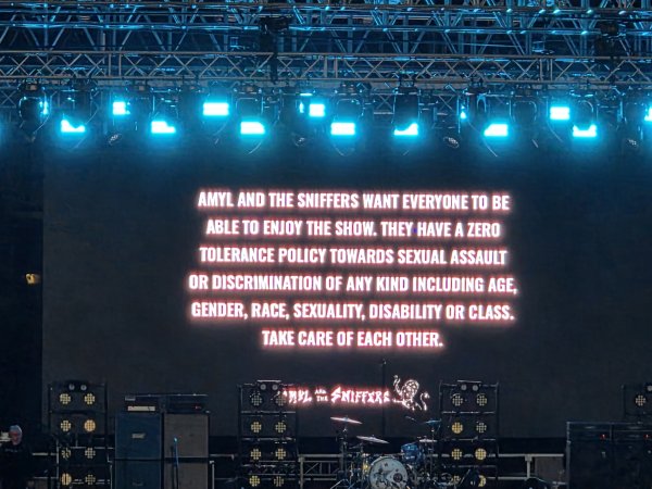 Jasna antidiskriminacijska poruka na koncertu Amyl and the Sniffers