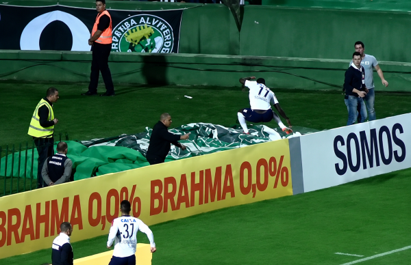 Neviđeni video: Igrač slavio gol, preskočio reklame i upao u provaliju, a gol mu poništili