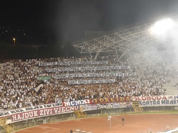 Torcida na Poljudu razvila žestoku poruku: Nabrojali afere pa prozvali ‘lažne moralne vertikale’