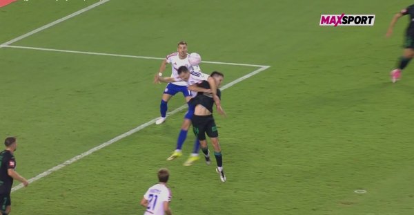 Nogometni fanovi u nevjerici da ovo nije bio penal za Istru protiv Hajduka: Pogledajte što se dogodilo
