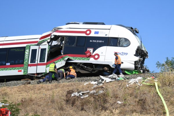 I dva dana nakon nesreće električni vlak stoji na mjestu sudara