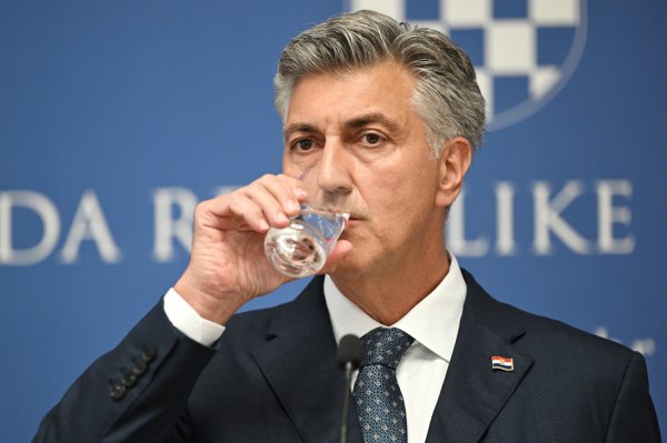 Andrej Plenković ispija vodu tijekom izjave o aferi s opasnim otpadom u Gospiću