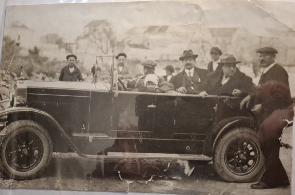 Lovre Pervan (skroz desno) s prvim automobilom Fiat na Zadvarju 1926. godine