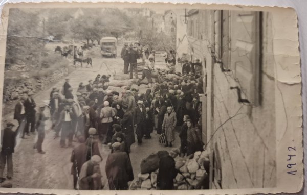 Gužva ispred trgovine Pervan 1942. godine