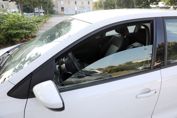 Vidite bijelu krpu na retrovizoru automobila? Evo što to zapravo znači