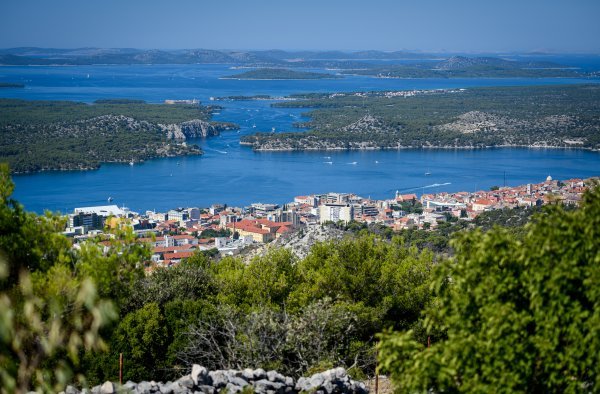 Šibenik i njegov arhipelag sa šumskih obronaka