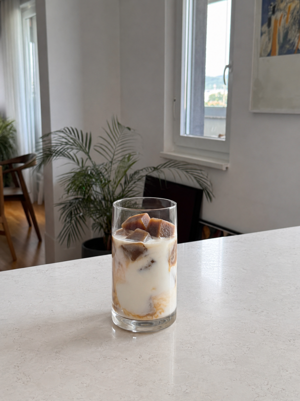 Cappuccino ledene kocke s hladnim mlijekom