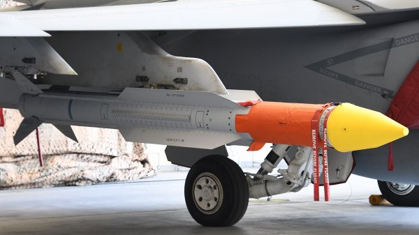 Američka ratna mornarica i Mornarički zbor koriste i projektila AIM-174