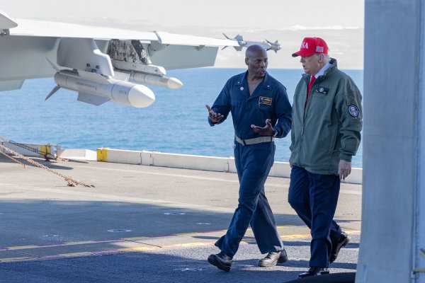 Američki predsjednik Trump prolazi pored Super Horneta naoružanog s AIM-120, AIM-174 i AIM-9