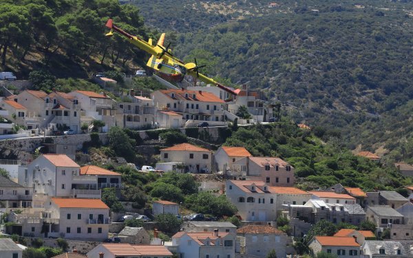 FOTO Nakon više od 13 sati borbe s buktinjom napokon lokaliziran veliki požar na Braču