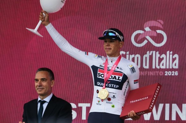 Dimitar Nikolov (lijevo) dodjeljuje pehar francuskom biciklistu Paulu Magnieru prilikom etape utrke Giro d'Italija održane u svibnju u Burgasu