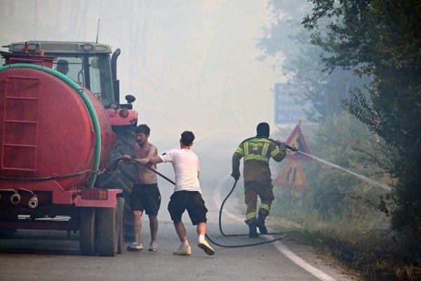 Veliki požar u poznatoj turističkoj regiji u Grčkoj, u tijeku evakuacija turista