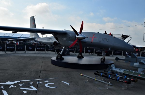 Borbeni dron Akinci prilikom svoje premijere