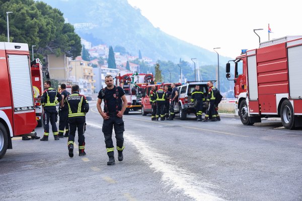 Sedmero ozlijeđenih u požaru kod Omiša životno je ugroženo, na respiratoru su