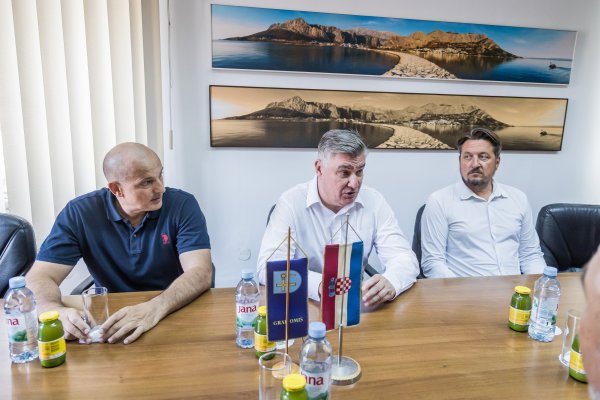 Milanović: 'Neviđeno. Ja sam stigao s Hvara, tamo je cijeli akvatorij bio u dimu od ovoga'