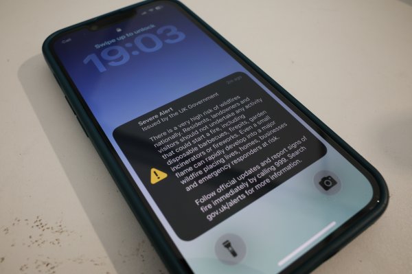 Milijunima Britanaca zazvonio alarm na mobitelima: 'Ozbiljna je opasnost od požara, zemlja je poput kutije šibica'