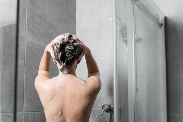 Možda cijelo vrijeme pogrešno nanosite proizvode za kosu: Evo kojim redoslijedom zapravo idu