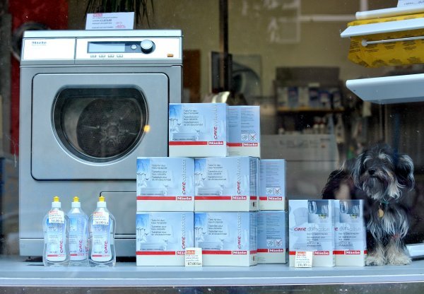 Perilica vam misteriozno 'jede' čarape? Nije mit - evo gdje zapravo završavaju