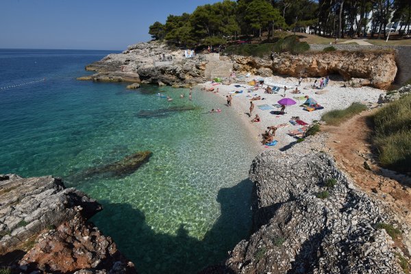 Bistro more, zaobljene stijene i zelenilo: Ova plaža kod Pule je mali komadić raja skriven među stijenama