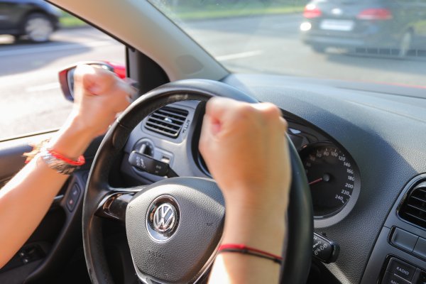 Jedan potez kroz prozor automobila može završiti katastrofom: Kazna ide do 19.900 eura