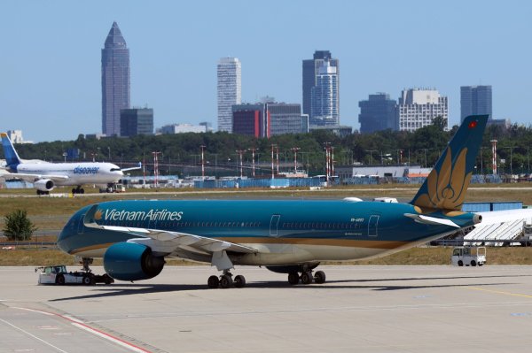 VIDEO Za dlaku izbjegnuta katastrofa: Veliki Boeing udario repom o pistu kod uzlijetanja