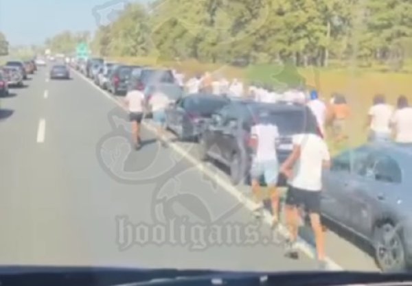 Procurio novi video kaosa na autocesti: Maskirani navijači trče po zaustavnoj traci