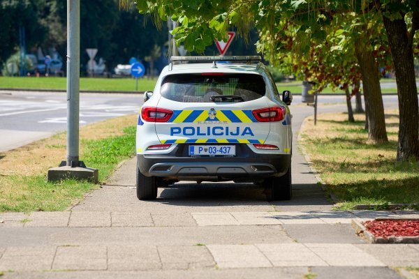 Maloljetna Hrvatica automobilom završila u izlogu u Kopru: Nema vozačku, policija joj izmjerila i alkohol
