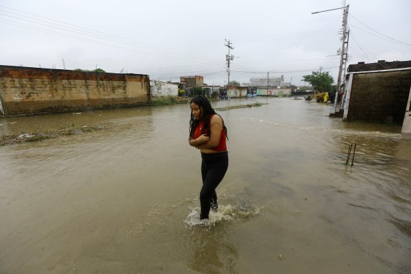 Smrtonosne poplave u Caracasu: Bujica odnijela dvije tinejdžerice, poginula i 49-godišnja žena