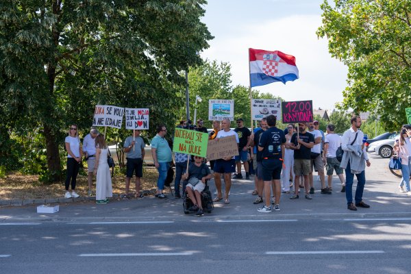 Prosvjednici dočekali političare u Gospiću