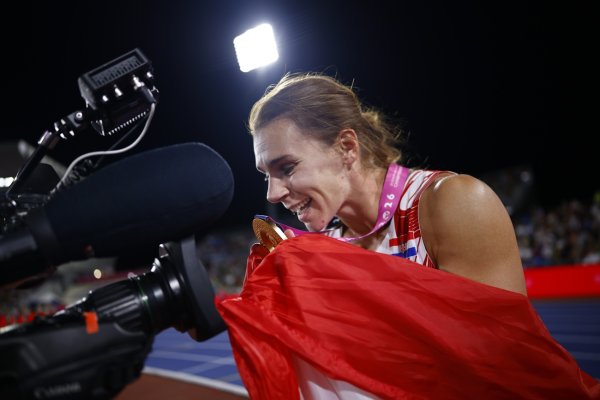 Srpska atletičarka morala objasniti tamošnjim medijima zašto je grlila našu Saru Kolak