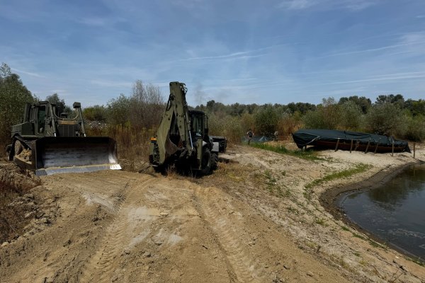 Hrvatski vojnici spašavaju repliku rimskog antičkog broda na obali Drave kod Osijeka