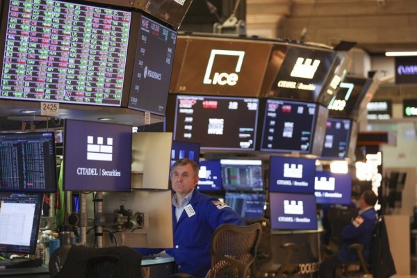 Pale cijene dionica na Wall Streetu, vlada oprez ulagača