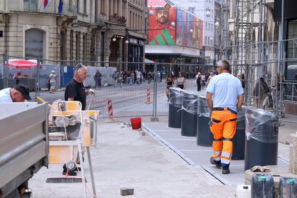 Postavljeni podzemni spremnici na Trgu Bana Jelačića