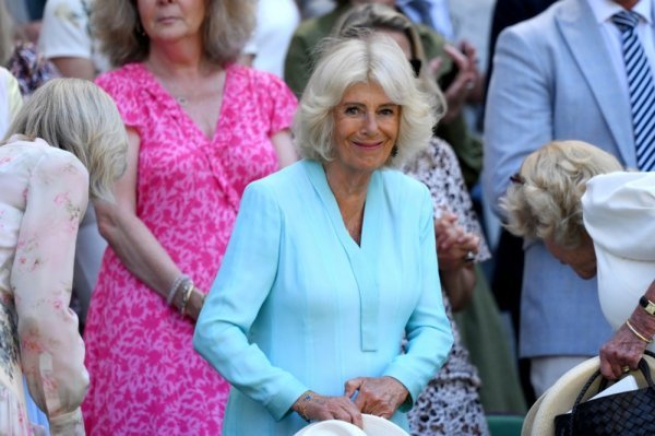 Ovakvu je rijetko viđamo: Kraljica Camilla uskočila je u traperice i hit jesensku jaknu