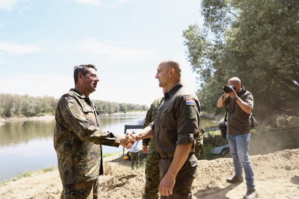 Ministar obrane Ivan Anušić na obilasku izvlačenja replike antičkog rimskog broda u Osijeku na Dravi