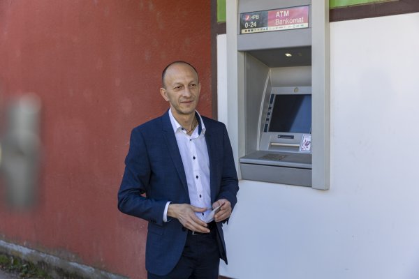Ernest Petry otvara bankomat