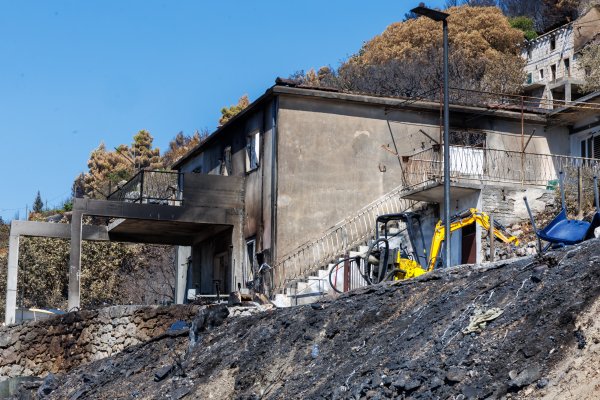 Deset dana nakon požara Omišu prijeti nova opasnost: 'Molimo Boga da kiša ne krene'