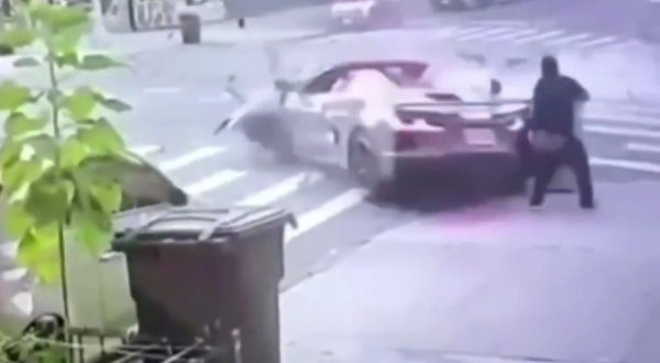Kaos na ulicama New Yorka: Corvette je udarila Mercedes, a onda je SUV doslovno poletio, pogledajte brutalan video!