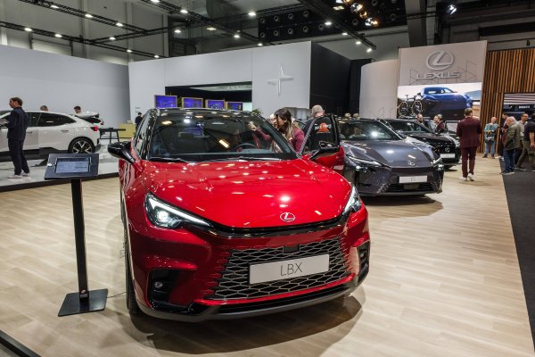 Izašla je iz Lexusa, a automobil se zaključao sam od sebe: Kad je shvatila što je ostalo unutra, počela je panika